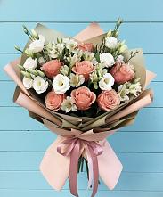 Букет цветов из:  Розы, Альстромерии и Лизиантусы в Благовещенске Амурской области