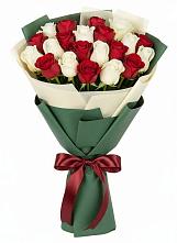 Букет Микс из красных и белых роз в Благовещенске Амурской области