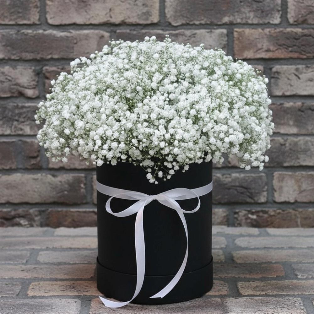 Цветочная композиция из Гипсофила в шляпной коробке в Благовещенске Амурской области