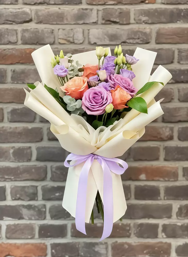 Букет цветов из: Лизиантусы и Розы в Благовещенске Амурской области