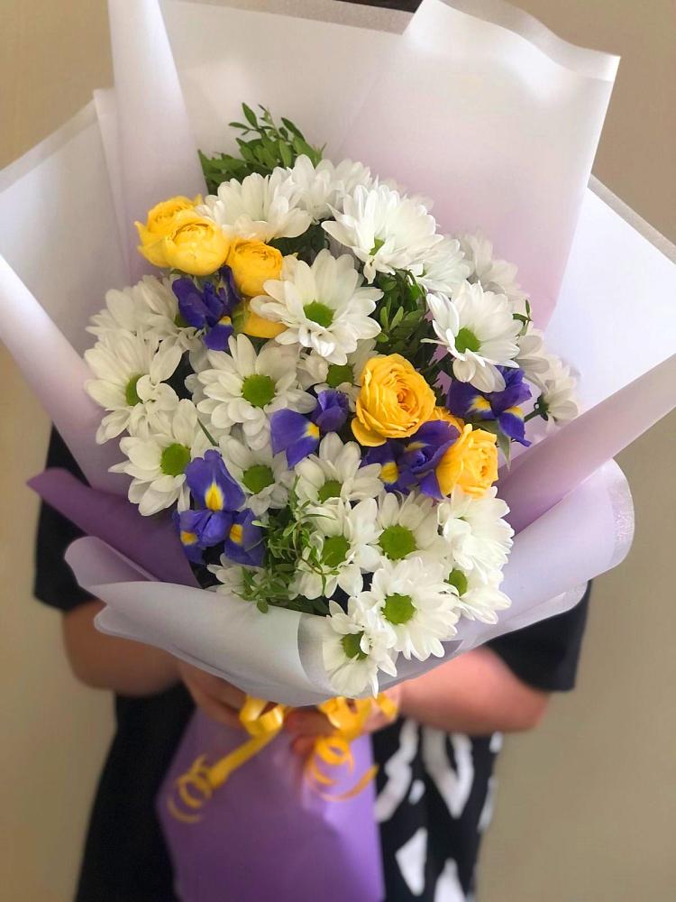 Букет цветов из: Ирисы, Хризантемы и Розы в Благовещенске Амурской области