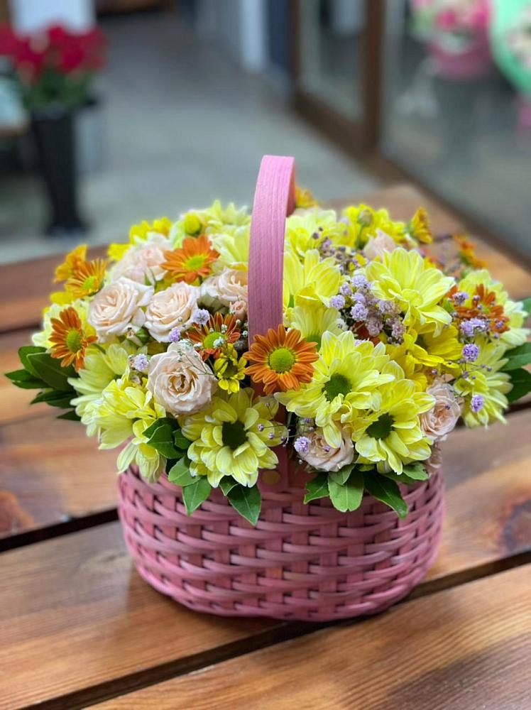 Цветочная композиция из Хризантемы и Розы в корзине в Благовещенске Амурской области