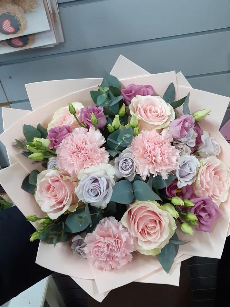 Букет цветов из: Розы, Гвоздики и Лизиантусы в Благовещенске Амурской области