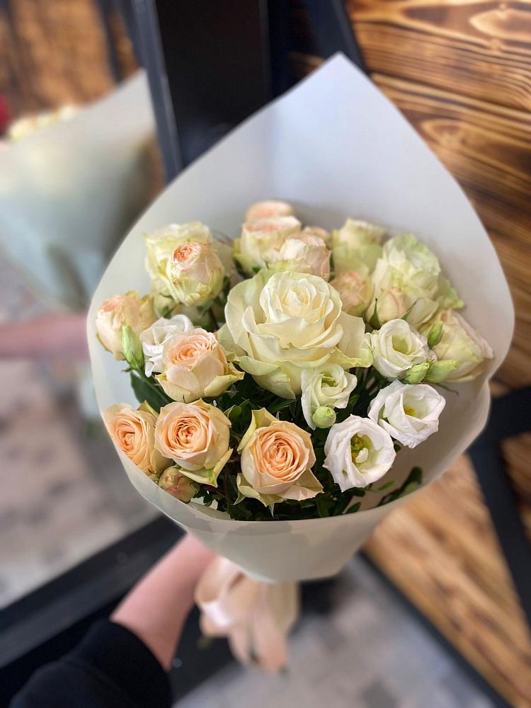 Букет цветов из: Розы и Лизиантусы в Благовещенске Амурской области